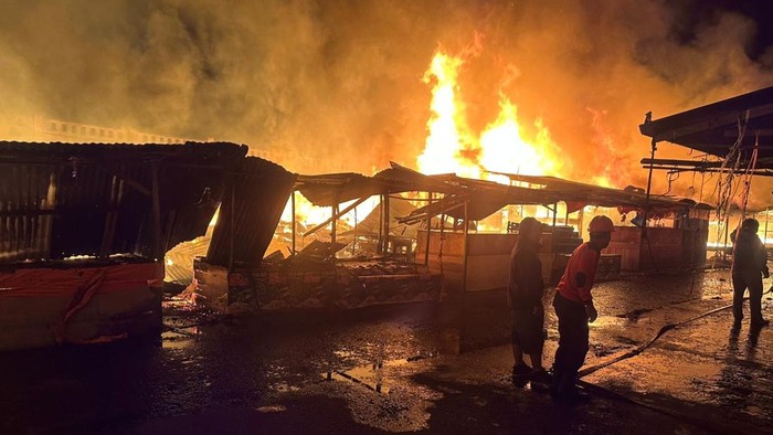 Pasar Rakyat Tembilihan terbakar dini hari tadi. (Dok Polres Inhil)