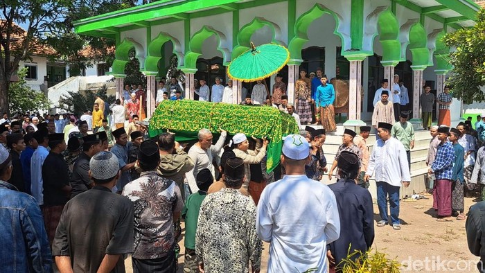 Pemakaman santri korban ambruknya ponpes di Sidoarjo