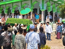 Tangis Haru Sambut Jenazah Ghifari Santri Ponpes Al Khoziny di Pasuruan