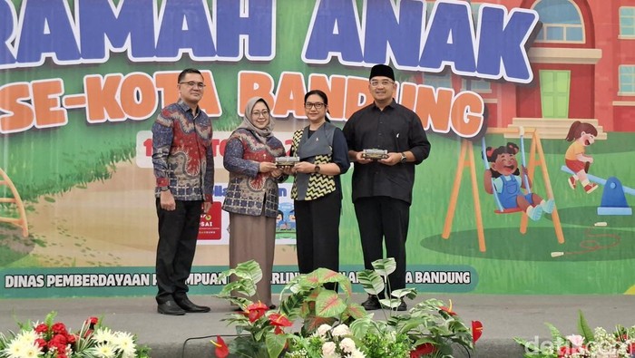 Pemberian cinderamata dari Yayasan Taruna Bakti Kota Bandung kepada Pemerintah Kota Bandung dalam deklarasi Sekolah Ramah Anak
