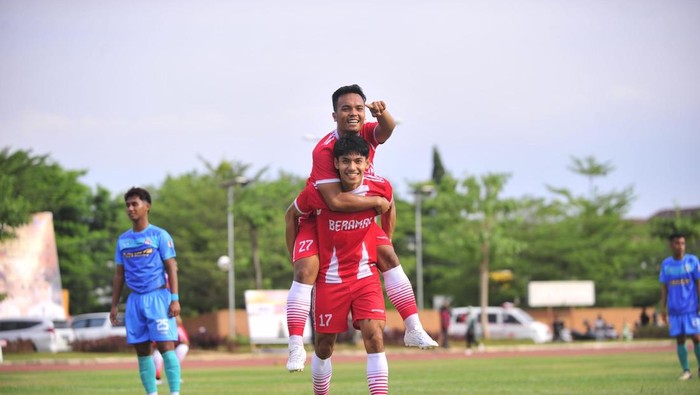 Pemkab Bone mengalahkan Pemkab Wajo 3-0, gol semua dicetak Sainal Basri. Agung Pramono/detikSulsel.