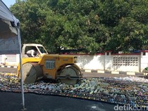Rokok Ilegal Dibakar, Ribuan Botol Miras Digilas di Indramayu
