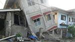 Penampakan Bangunan Hancur Akibat Gempa M 7,4 di Filipina