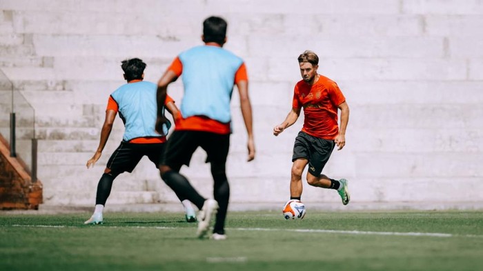 Penggawa Serdadu Tridatu menjalani latihan rutin di Bali United Training Center tanpa didampingi Johnny Jansen sementara ini.