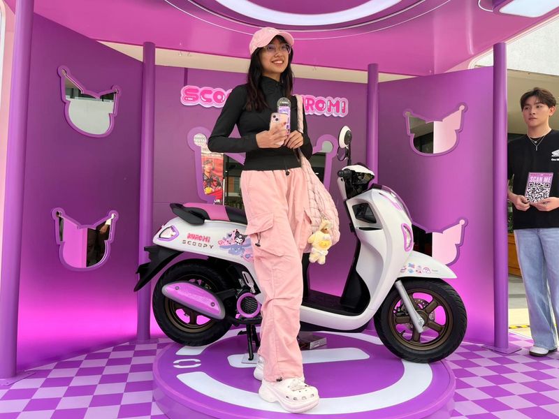 Pengunjung pusat perbelanjaan Sarinah, Regina, mengapresiasi kehadiran Honda Scoopy Kuromi Limited Edition