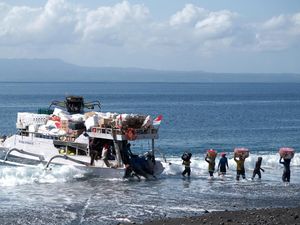 Perahu Tradisional Jadi Andalan Pengangkut Logistik ke Nusa Penida