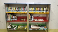 Di sini ada kurang lebih 3.600 koleksi buku berbahasa Indonesia, Arab, dan Inggris untuk segala umur dengan berbagai genre serta bidang pembahasan yang sangat luas. Tentunya ada beragam referensi yang relevan bagi tugas akhir mahasiswa kampus UIII. (Foto:Qonita Hamidah/detikTravel)