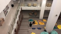 Area baca perpustakaan juga menyediakan sarana duduk dengan bean bag yang bisa diakses pengunjung, asal masih tersedia. Area ini juga sangat Instagrammable dengan pencahayaan yang sangat baik untuk ambil foto. (Foto:Qonita Hamidah/detikTravel)