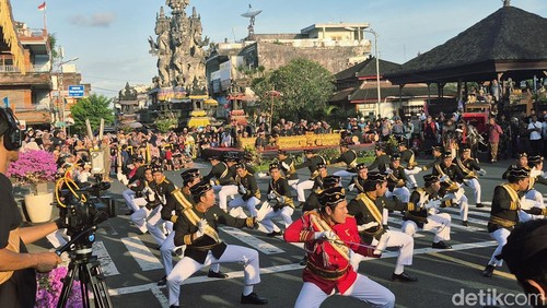 Pertunjukan kesenian Rudat saat pembukaan Klungkung Heritage Festival di depan Monumen Ida Dewa Agung Jambe, Klungkung, Jumat (10/10/2025). (Foto: Ni Komang Ayu Leona W/detikBali)