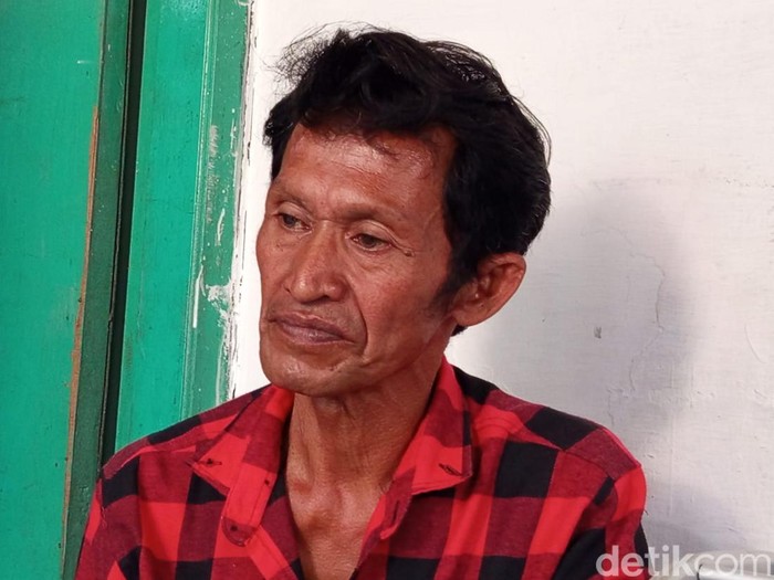Bejo Susanto (57) warga Perumahan Bumirejo, Magelang yang selamat dari miras oplosan saat ditemui, Jumat (10/10/2025).