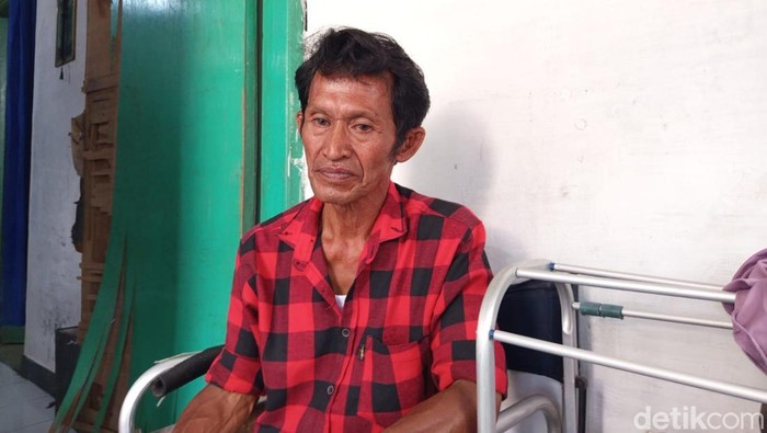 Bejo Susanto (57) warga Perumahan Bumirejo, Magelang yang selamat dari miras oplosan saat ditemui, Jumat (10/10/2025).