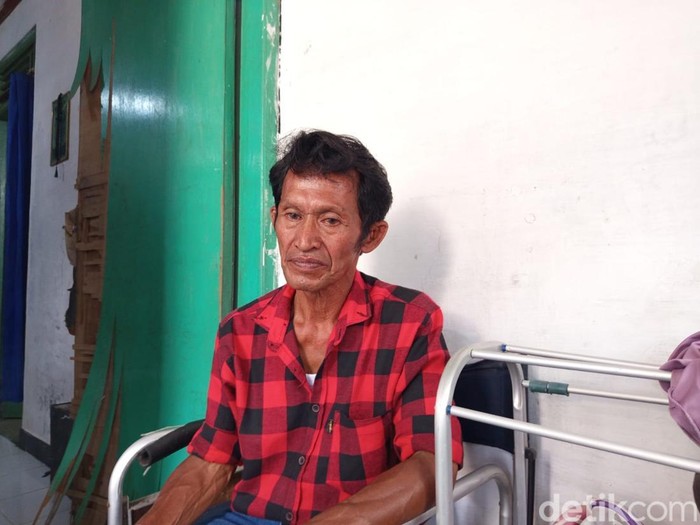 Bejo Susanto (57) warga Perumahan Bumirejo, Magelang yang selamat dari miras oplosan saat ditemui, Jumat (10/10/2025).