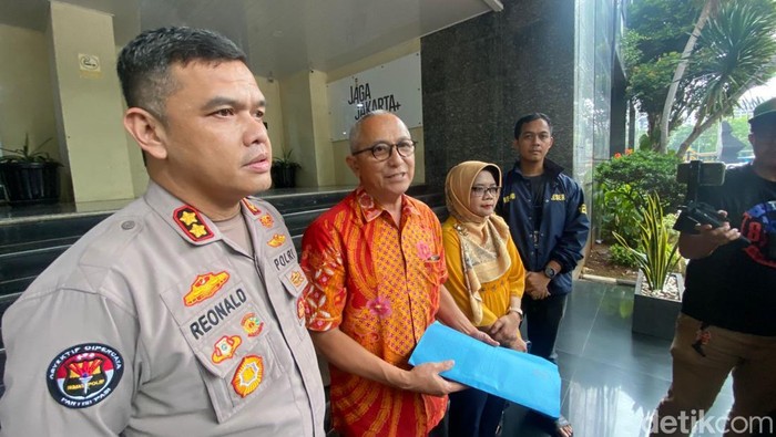 Pihak keluarga diplomat Kemlu, Arya Daru saat bertemu pihak Polda metro Jaya (Wildan/detikcom)