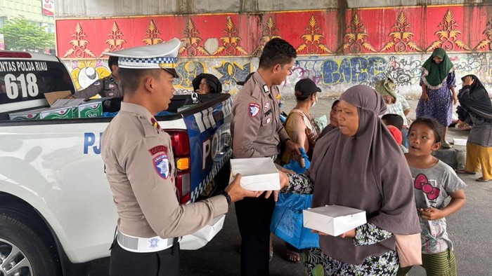 Polda Riau menggelar kegiatan Jumat Berkah di jalanan protokol Kota Pekanbaru, Jumat (10/10/2025) siang.