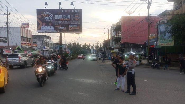 Polisi melakukan olah TKP kecelakaan di Lubuklinggau yang tewaskan pelajar SMP