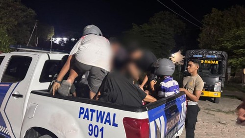 Polisi menangkap belasan remaja terlibat balap liar di Labuan Bajo, Manggarai Barat, NTT, Kamis (9/10/2025) malam (Dok. Polres Manggarai Barat)