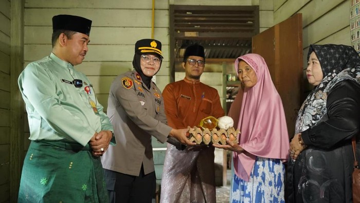 Polres dan Pemkab bersinergi sambut HUT ke-26 Kabupaten Siak melalui Jumat Berkah di Kampung Banjar Seminai, Jumat (10/10/2025).
