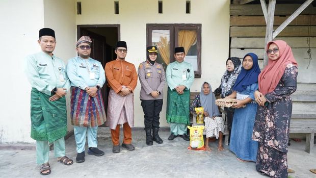Polres dan Pemkab bersinergi sambut HUT ke-26 Kabupaten Siak melalui 'Jumat Berkah' di Kampung Banjar Seminai, Jumat (10/10/2025).