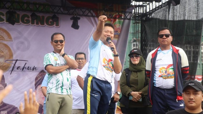 Polres dan Pemkab Kuansing gelar jalan santai jelang Pacu Jalur HUT ke-26 Kuansing.