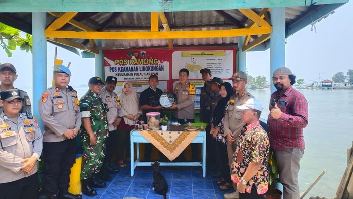Polres Kepulauan Seribu mengecek Satkamling untuk Jaga Jakarta.