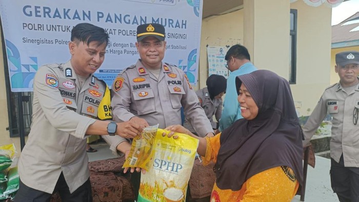 Polres Kuansing menggelar gerakan pangan murah di Kecamatan Cerenti.