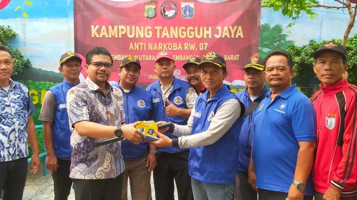 Polres Metro Jakarta Barat mengukuhkan kampung tangguh antinarkoba di Kampung Salo, Kembangan, Jumat (10/10/2025).