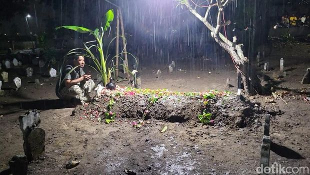 Pemakaman Muhammad Adam Fidiansyah santri Ponpes Al Khoziny di Desa Masangan Kulon, Sukodono, Sidoarjo