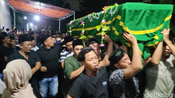 Pemakaman Muhammad Adam Fidiansyah santri Ponpes Al Khoziny di Desa Masangan Kulon, Sukodono, Sidoarjo