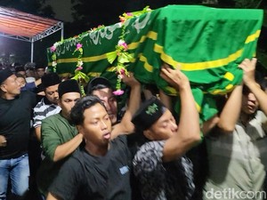 Adam Santri Ponpes Al Khoziny yang Meninggal di Samping Haikal Dimakamkan
