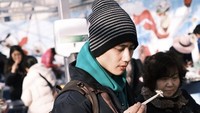 Waktu ke Korea, Kenny Austin sempat menghampiri Sancheono Ice Festival. Ia pun tak melewatkan mencicipi ikan segar yang ditangkap langsung dari sungai es! Menarik banget ya? Foto: instagram @kennyauztin