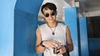 “Americano my go-to choice,” tulisnya dalam keterangan unggahan Instagram. Kali ini pria 33 tahun itu berpose sambil memegang segelas kopi Americano yang jadi andalannya. Foto: instagram @kennyauztin
