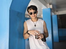 Pose Kenny Austin, Suami Amanda Manopo Saat Santai Minum Kopi