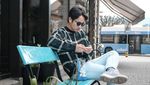 Pose Kenny Austin, Suami Amanda Manopo Saat Santai Minum Kopi