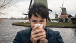 Pose Kenny Austin, Suami Amanda Manopo Saat Santai Minum Kopi