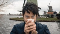 Kalau ini momen saat runner up L-Men of The Year 2014 itu liburan ke negeri Belanda. Tepat di depan kincir angin, Kenny berpose dengan memegang segelas minuman cokelat panas dan marshmallow di atasnya. Foto: instagram @kennyauztin