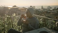 Saat liburan di Turki, suami Amanda Manopo ini sarapan dengan menikmati secangkir minuman teh hangat. Momen tersebut semakin spesial karena Kenny bisa sarapan sambil melihat pemandangan yang indah. Foto: instagram @kennyauztin