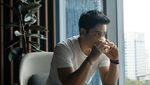 Pose Kenny Austin, Suami Amanda Manopo Saat Santai Minum Kopi