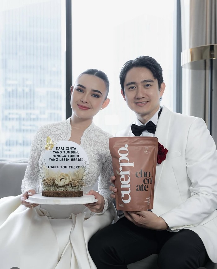 Pose Kenny Austin, Suami Amanda Manopo Saat Santai Minum Kopi