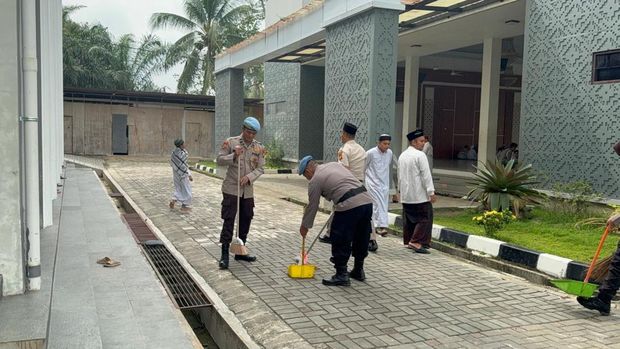 Propam Polda Riau menunjukkan wajah humanis dengan menggelar bakti sosial dan Green Policing di pondok pesantren.