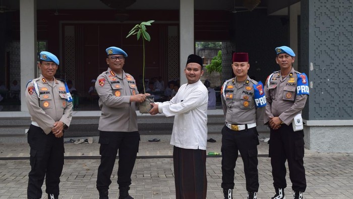 Propam Polda Riau menunjukkan wajah humanis dengan menggelar bakti sosial dan Green Policing di pondok pesantren.