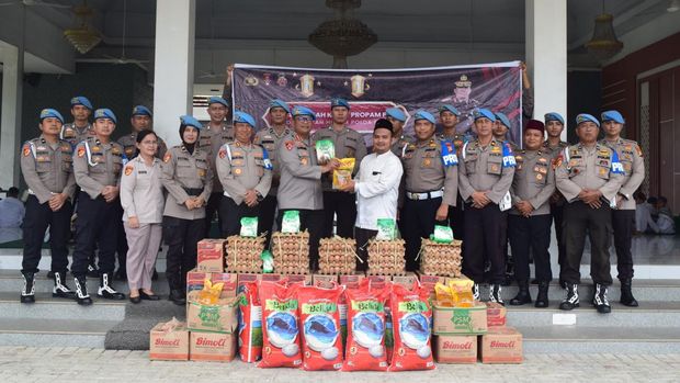 Propam Polda Riau menunjukkan wajah humanis dengan menggelar bakti sosial dan Green Policing di pondok pesantren.
