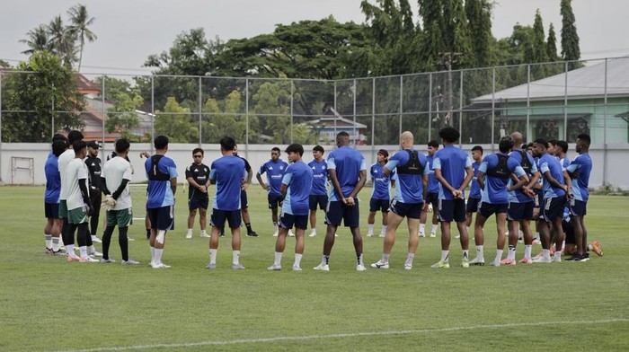 PSM Makassar kembali menggelar latihan di Stadion Kalegowa. Latihan tanpa pelatih Bernardo Tavares yang mundur.
