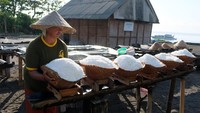 Petani mengumpulkan garam yang sudah dipanen saat produksi garam alami secara tradisional di Desa Kusamba, Klungkung, Bali, Jumat (10/10/2025). Mereka tengah menikmati puncak musim panen garam tradisional, sebuah tradisi turun-temurun yang masih dipertahankan hingga kini di pesisir selatan Pulau Dewata tersebut. ANTARA FOTO/Nyoman Hendra Wibowo