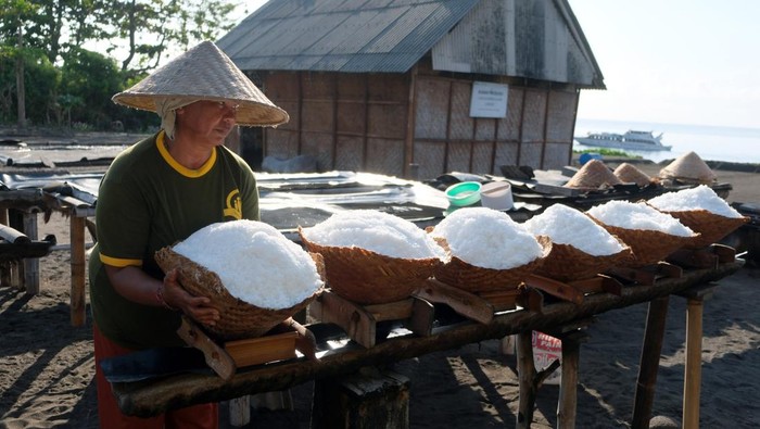 Puncak Musim Panen, Petani Kusamba Bali Gencar Produksi Garam Tradisional Petani menyiram air laut ke lahan saat proses produksi garam alami secara tradisional di Desa Kusamba, Klungkung, Bali, Jumat (10/10/2025). Menurut petani garam di desa tersebut pada bulan Oktober ini merupakan puncak masa panen garam dengan kondisi cuaca matahari yang bagus dan rata-rata setiap harinya memanen garam sebanyak 20 kg yang dijual seharga Rp10 ribu hingga Rp25 ribu per kg sesuai kualitas. ANTARA FOTO/Nyoman Hendra Wibowo