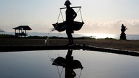 Sejak pagi, para petani tampak sibuk menjemur air laut di atas petak-petak tanah hitam yang telah dipadatkan. Proses pembuatan garam di Kusamba dilakukan secara alami dan tradisional, tanpa bantuan mesin atau bahan kimia. Air laut disiramkan berulang kali hingga menghasilkan kristal garam berwarna putih bersih, yang kemudian dikumpulkan menggunakan alat sederhana dari bambu. ANTARA FOTO/Nyoman Hendra Wibowo