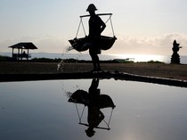 Puncak Musim Panen, Petani Bali Gencar Produksi Garam Tradisional