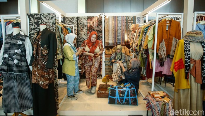 Ragam Produk Halal Meriahkan Pameran ISEF 2025 Gelaran Indonesia Sharia Economic Festival (ISEF) 2025 berlangsung di JIExpo Kemayoran, Jakarta, pada 8β12 Oktober 2025.