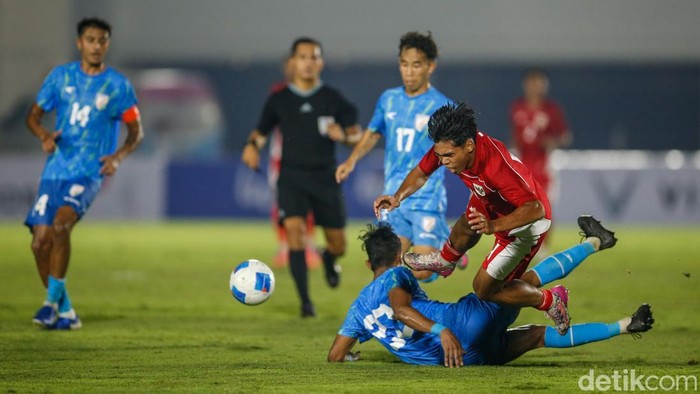 Rahmat Arjuna saat dilanggar pemain Timnas India di Stadion Madya, Jakarta, Jumat (10/10/2025).