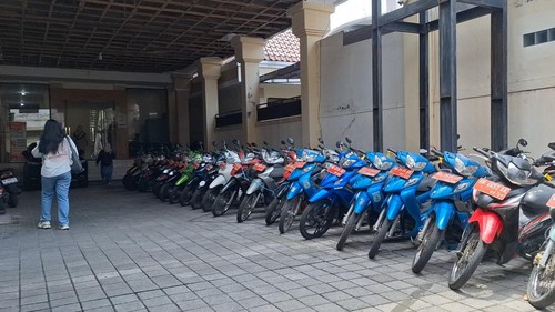 Ratusan randis milik ASN Pemkot Mataram yang ditarik BKD Mataram karena rusak hingga tidak sesuai peruntukan, Jumat (10/10/2025). (Nathea Citra/detikBali)
