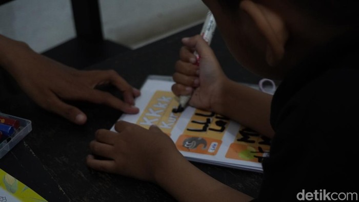Rayyan anak ADHD pasif belajar menulis di Yayasan Bina Insani Jambi